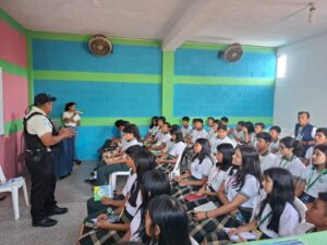 Los estudiantes escucharon la explicación de los agentes de PNC