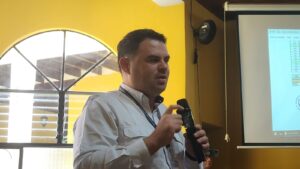 Efrain Barrientos de SEGEPLAN describe el estado de la ejecución de obras públicas.