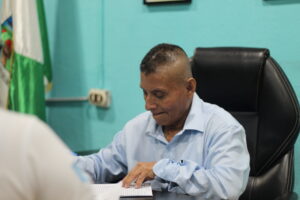 Alcalde de Santo Domingo Suchitepéquez firmando convenio de ampliación sistema de agua potable