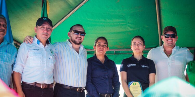La gobernadora Mariana Enriquez asistió a la inauguración de los comedores sociales.