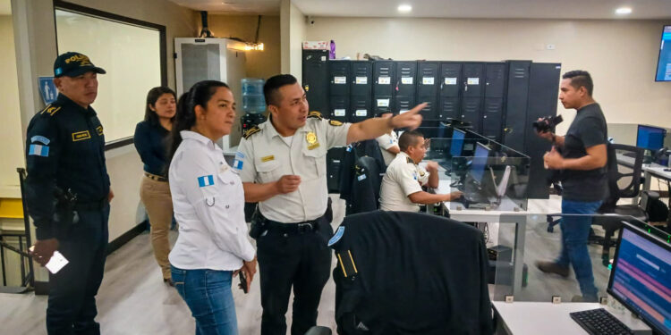 Puede ser una imagen de 6 personas, sala de prensa y texto