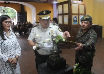 Subcomisario Julio Alonzo recibe reconocimiento en el Cambio de la Rosa.
