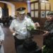 Subcomisario Julio Alonzo recibe reconocimiento en el Cambio de la Rosa.