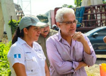 La gobernadora Enriquez acompañada del Director de Caminos