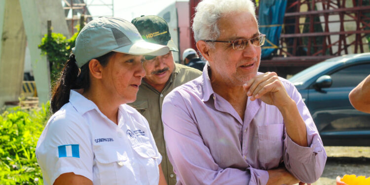 La gobernadora Enriquez acompañada del Director de Caminos