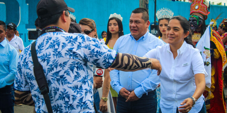 La gobernadora Mariana Enriquez participó en el desfile inaugural
