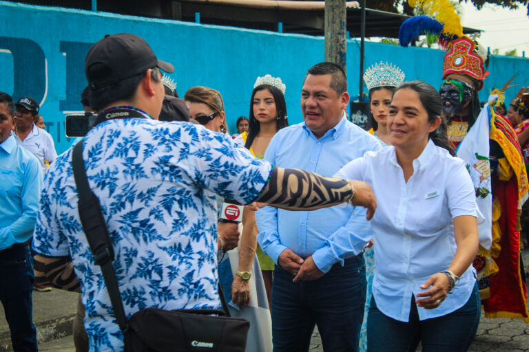 La gobernadora Mariana Enriquez participó en el desfile inaugural