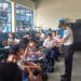 Agente de policia habla con los niños de una escuela en un programa de prevención del delito