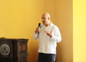 Cónsul de México Victor Jiménez