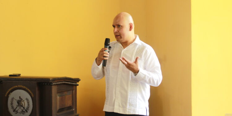 Cónsul de México Victor Jiménez