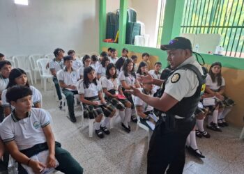 Personal de PNC sobre prevenir el delito en las comunidades