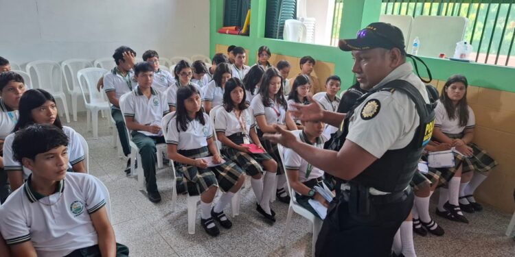 Personal de PNC sobre prevenir el delito en las comunidades