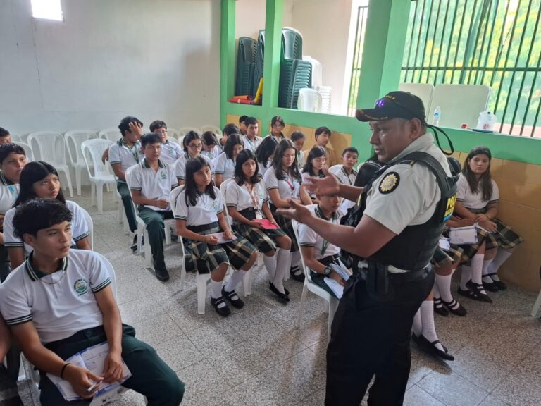 Personal de PNC sobre prevenir el delito en las comunidades