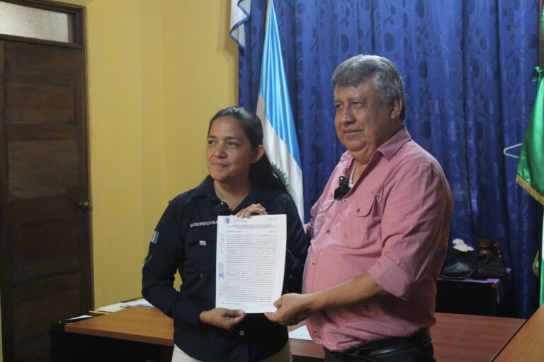 Firma de acuerdo en la Gobernación de Suchitepéquez