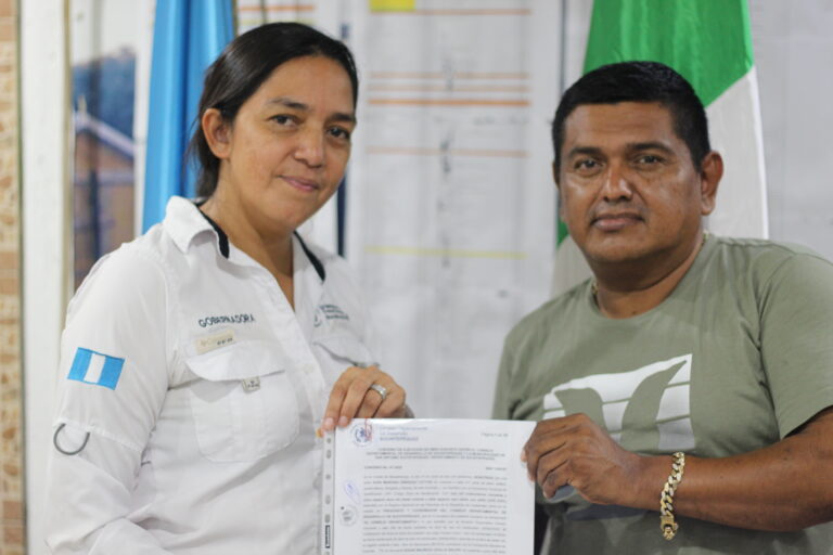 Se firmo el convenio para mejoramiento camino rural San Antonio Suchitepéquez