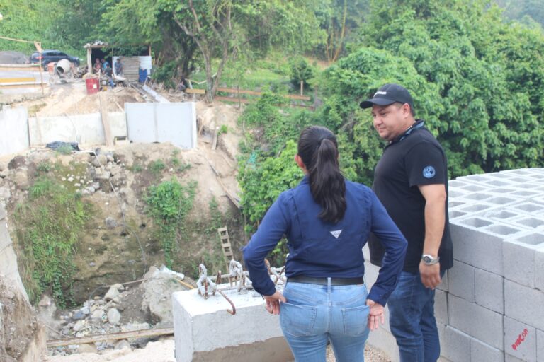Avanza la construcción del puente en Aldea Día de Reyes, Santa Bárbara